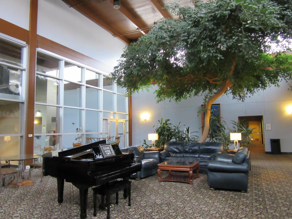 Atrium Hotel & Conference Center Hutchinson Exteriör bild