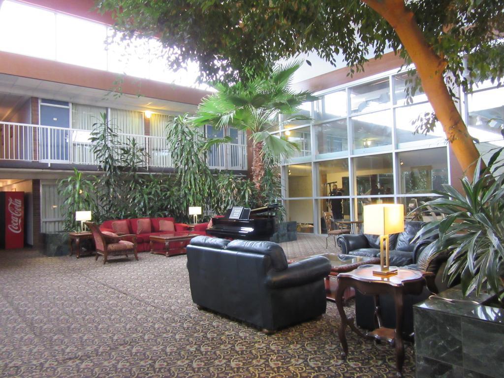 Atrium Hotel & Conference Center Hutchinson Exteriör bild